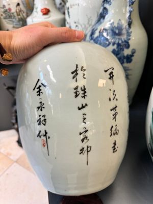 Drie Chinese blauw-witte vazen met celadon fond en twee famille rose potten, 19/20e eeuw — foto 3