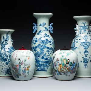 Drie Chinese blauw-witte vazen met celadon fond en twee famille rose potten, 19/20e eeuw — foto 1