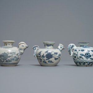 Drie Chinese blauw-witte waterdruppelaars met kippenkoppen als tuiten, Ming — foto 2