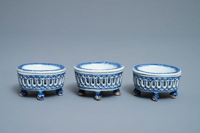 Drie Chinese blauw-witte zoutvaten naar Europees zilveren model, Qianlong