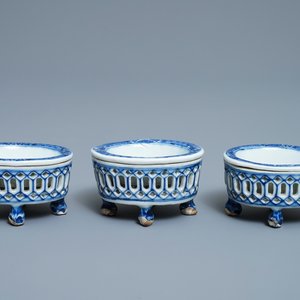 Drie Chinese blauw-witte zoutvaten naar Europees zilveren model, Qianlong — foto 1
