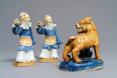 Drie Chinese blauwwitte biscuit figuren, Qianlong