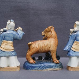 Drie Chinese blauwwitte biscuit figuren, Qianlong — foto 9