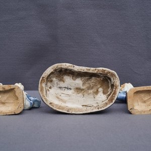 Drie Chinese blauwwitte biscuit figuren, Qianlong — foto 10