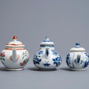 Drie Chinese blauwwitte en famille rose theepotten met deksels, Kangxi en Qianlong — foto 3