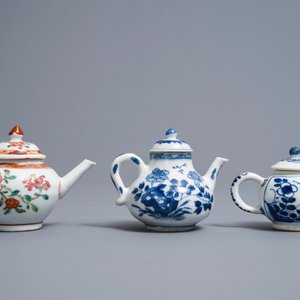 Drie Chinese blauwwitte en famille rose theepotten met deksels, Kangxi en Qianlong — foto 4