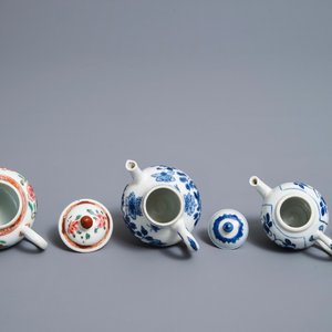 Drie Chinese blauwwitte en famille rose theepotten met deksels, Kangxi en Qianlong — foto 6