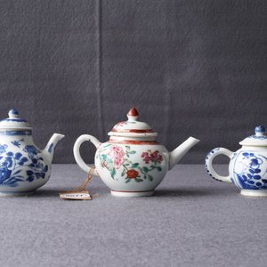 Drie Chinese blauwwitte en famille rose theepotten met deksels, Kangxi en Qianlong — foto 10