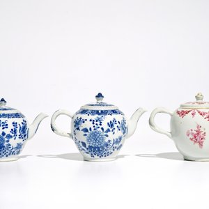 Drie Chinese blauwwitte en famille rose theepotten met deksels, Qianlong — foto 3
