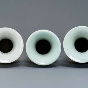 Drie Chinese blauwwitte en qianjiang cai vazen, 19/20e eeuw — foto 5