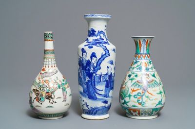 Drie Chinese blauwwitte, famille verte en doucai vazen, 19/20e eeuw