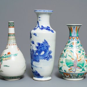 Drie Chinese blauwwitte, famille verte en doucai vazen, 19/20e eeuw — foto 2