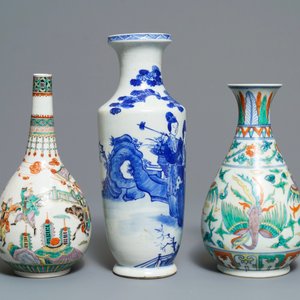 Drie Chinese blauwwitte, famille verte en doucai vazen, 19/20e eeuw — foto 4