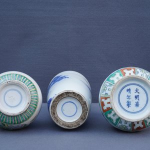 Drie Chinese blauwwitte, famille verte en doucai vazen, 19/20e eeuw — foto 9