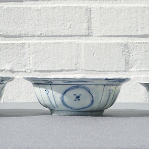 Drie Chinese blauwwitte klapmutsen in kraak porselein, Wanli — foto 11