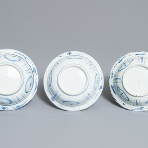 Drie Chinese blauwwitte klapmutsen in kraak porselein, Wanli — foto 3