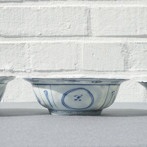 Drie Chinese blauwwitte klapmutsen in kraak porselein, Wanli — foto 9