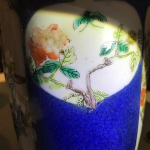 Drie Chinese blauwwitte kommen en een famille rose vaas met poederblauwe fond, Kangxi en 19e eeuw — foto 14