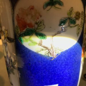 Drie Chinese blauwwitte kommen en een famille rose vaas met poederblauwe fond, Kangxi en 19e eeuw — foto 15