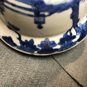 Drie Chinese blauwwitte kommen en een famille rose vaas met poederblauwe fond, Kangxi en 19e eeuw — foto 17