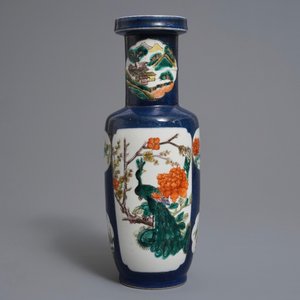 Drie Chinese blauwwitte kommen en een famille rose vaas met poederblauwe fond, Kangxi en 19e eeuw — foto 10