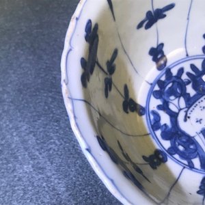 Drie Chinese blauwwitte kommen en een grisaille en ijzerrood vaasje, Ming en Yongzheng — foto 18