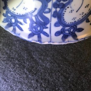 Drie Chinese blauwwitte kommen en een grisaille en ijzerrood vaasje, Ming en Yongzheng — foto 21