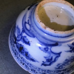 Drie Chinese blauwwitte kommen en een grisaille en ijzerrood vaasje, Ming en Yongzheng — foto 28