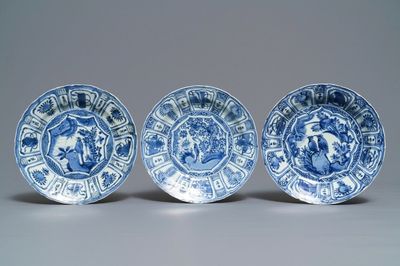 Drie Chinese blauwwitte kraakporseleinen borden met vogels, Wanli