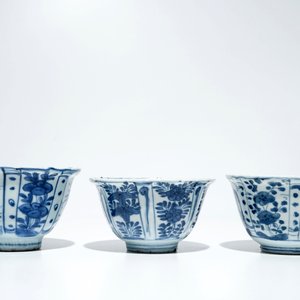 Drie Chinese blauwwitte kraakporseleinen kraaienkommen, Wanli — foto 2