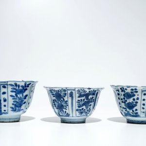 Drie Chinese blauwwitte kraakporseleinen kraaienkommen, Wanli — foto 4
