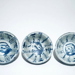 Drie Chinese blauwwitte kraakporseleinen kraaienkommen, Wanli — foto 5