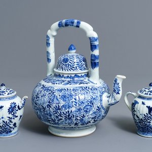 Drie Chinese blauwwitte theepotten met deksels, Kangxi — foto 1