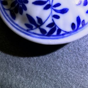 Drie Chinese blauwwitte theepotten met deksels, Kangxi — foto 18