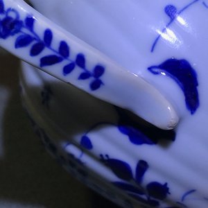 Drie Chinese blauwwitte theepotten met deksels, Kangxi — foto 30