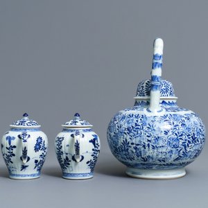 Drie Chinese blauwwitte theepotten met deksels, Kangxi — foto 3