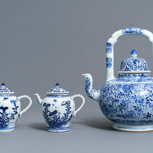 Drie Chinese blauwwitte theepotten met deksels, Kangxi — foto 4