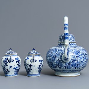 Drie Chinese blauwwitte theepotten met deksels, Kangxi — foto 5