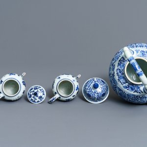 Drie Chinese blauwwitte theepotten met deksels, Kangxi — foto 6