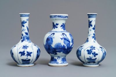 Drie Chinese blauwwitte vaasjes met 'Lange Lijzen', Kangxi