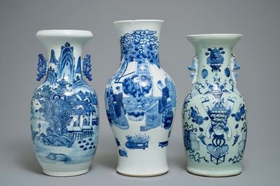 Drie Chinese blauwwitte vazen, 19e eeuw