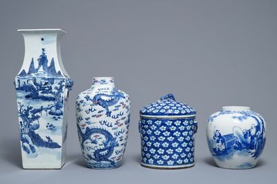 Drie Chinese blauwwitte vazen en een dekselpot, 19/20e eeuw