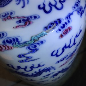Drie Chinese blauwwitte vazen en een dekselpot, 19/20e eeuw — foto 11