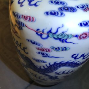 Drie Chinese blauwwitte vazen en een dekselpot, 19/20e eeuw — foto 12