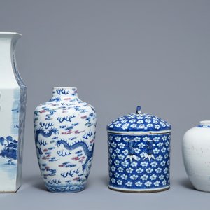 Drie Chinese blauwwitte vazen en een dekselpot, 19/20e eeuw — foto 2