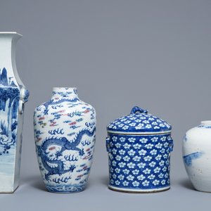 Drie Chinese blauwwitte vazen en een dekselpot, 19/20e eeuw — foto 3