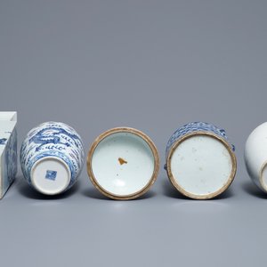 Drie Chinese blauwwitte vazen en een dekselpot, 19/20e eeuw — foto 6