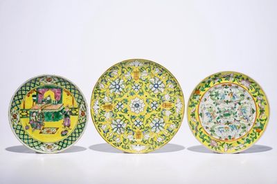 Drie Chinese borden met famille rose en verte decor op gele fondkleur, 19e eeuw