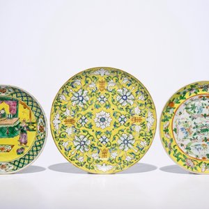 Drie Chinese borden met famille rose en verte decor op gele fondkleur, 19e eeuw — foto 1