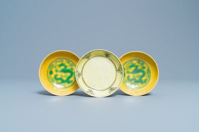 Drie Chinese bordjes met gele fondkleur, 19/20e eeuw
